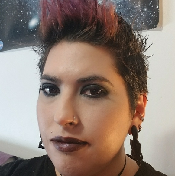 Meet your Posher, Christina - Picture 4 of 4